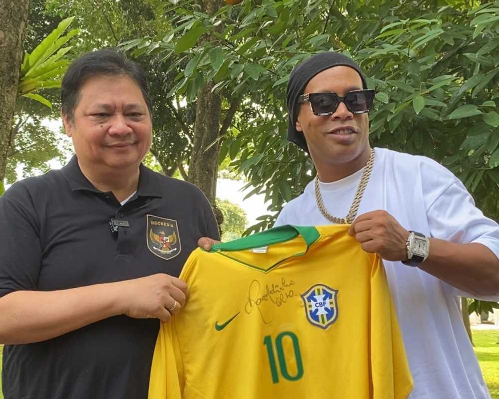 Ronaldinho Hadiahi Airlangga Kaos Kuning