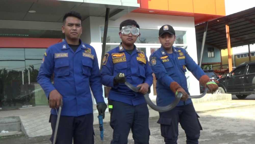 Mengerikan Ular Cobra Semburkan Bisa Ke Warga di Legok, Untung Petugas BPBD Kabupaten Berhasil Evakuasi