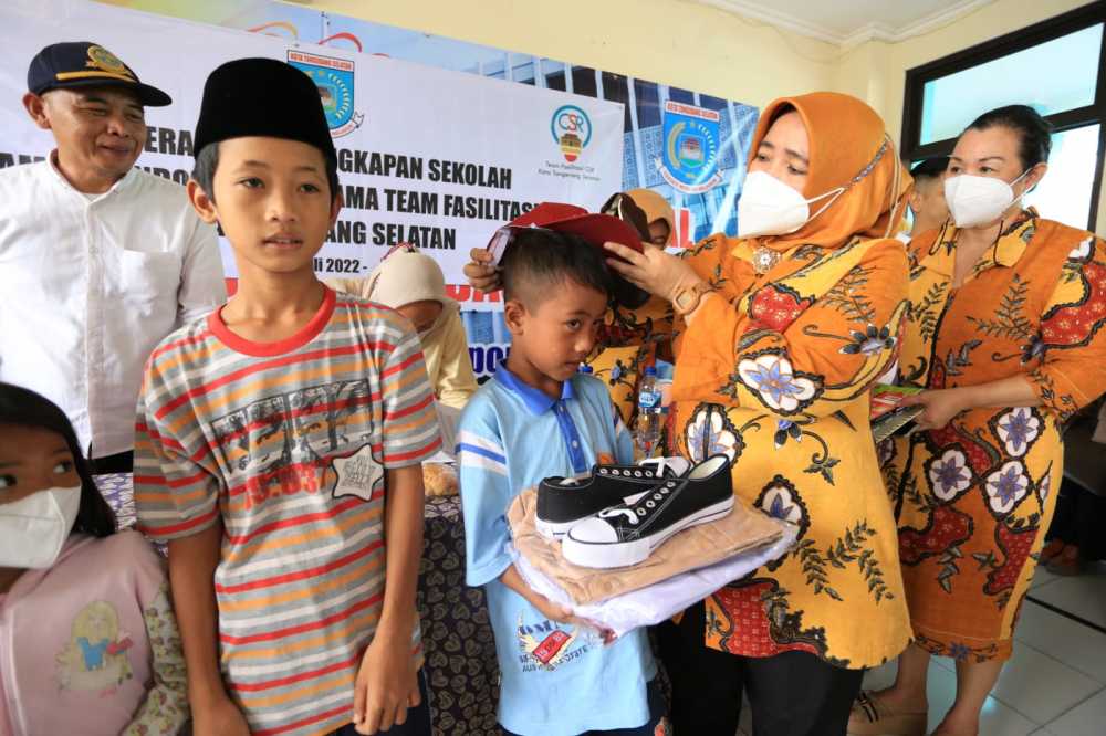 Tim Fasilitasi CSR Kota Tangsel Salurkan Bantuan Perlengkapan Sekolah