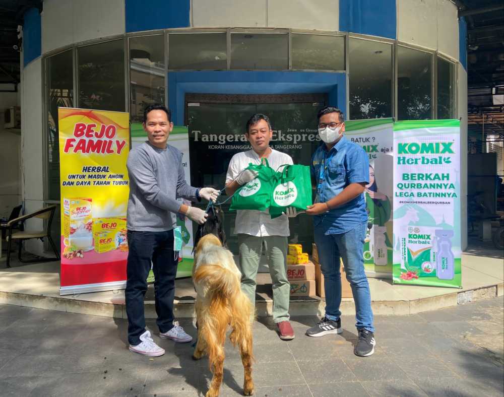 Komix Herbal Berbagi Hewan Kurban kepada Tangerang Ekspres