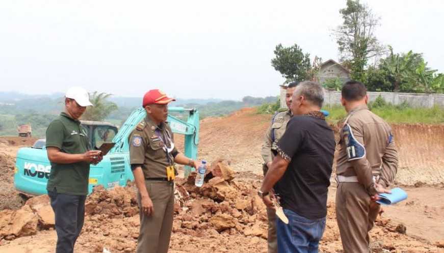 Merusak Lingkungan, Satpol PP Hentikan Aktivitas Galian Tanah di Desa Cibogo