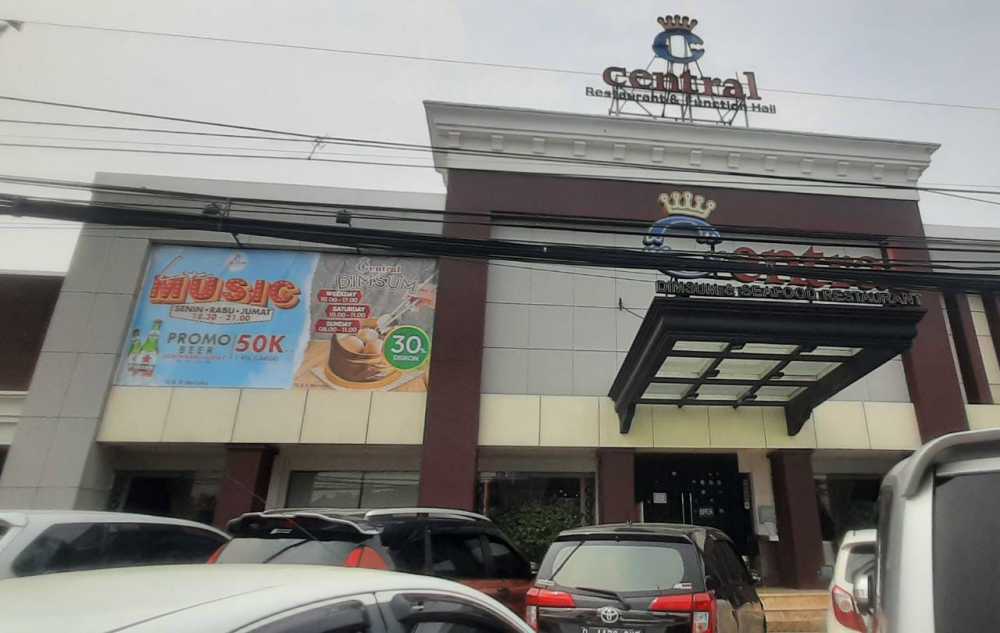 Central Restoran Serpong Pasang Pengumuman Promo Jual Bir