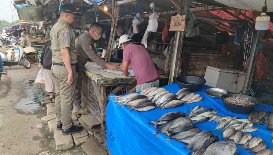 Satpol PP Tertibkan 79 Bangunan Liar PKL di Balaraja