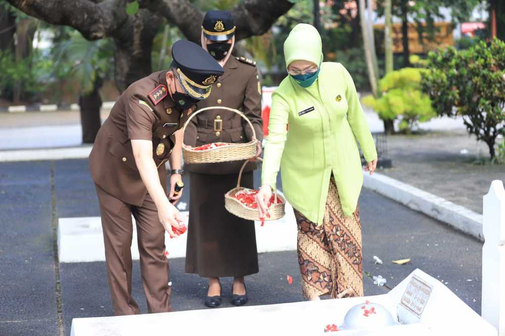 Hari Adhyaksa, Kejari Kota Tangerang Tabur Bunga di TMP Taruna