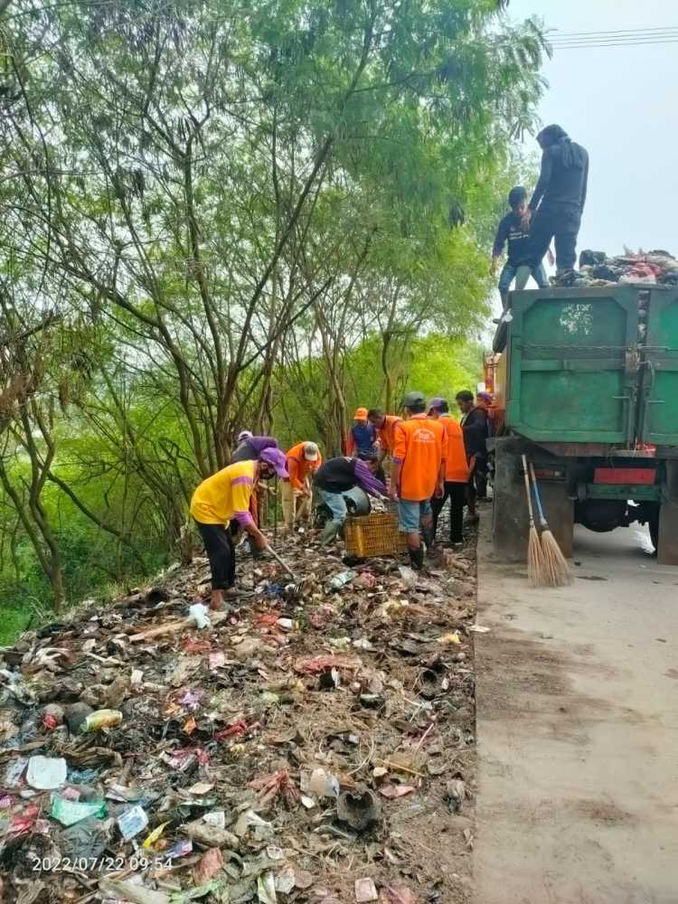 Usai Diwawancara Wartawan, Sampah Liar di Jalan Cihideung Diangkut