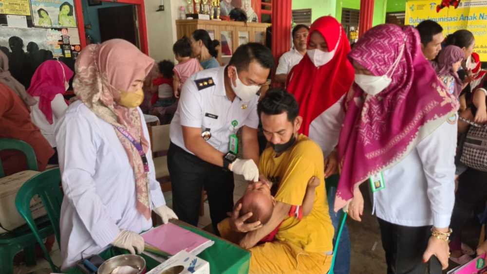 Turun Gunung, Lurah Kelapa Dua Pantau Imunisasi di Wilayah 