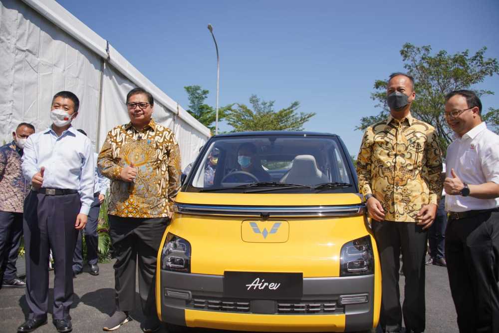 Wuling Luncurkan Produksi Mobil Listrik, Airlangga: Dukung Akselerasi Net Zero Emission