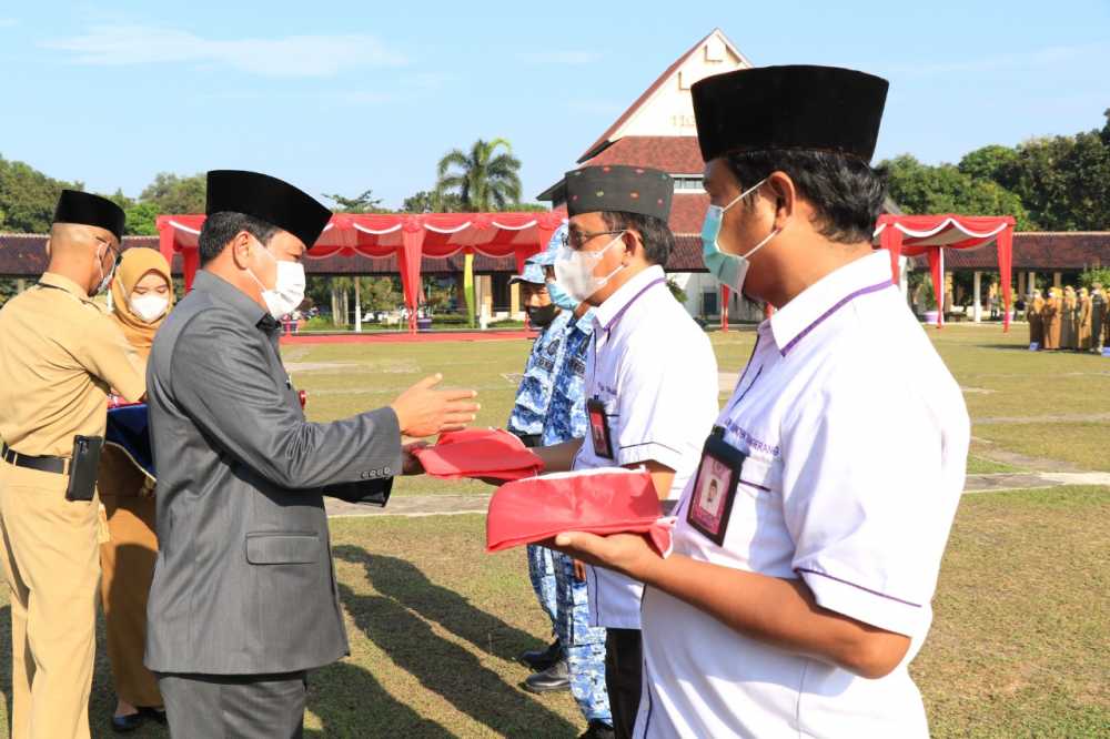 Pimpin Apel Pagi, Sekda Bagikan Simbolis Bendera Merah Putih