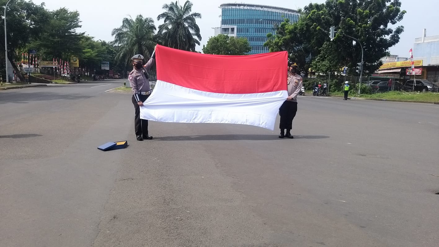 Detik-Detik Proklamasi HUT ke-77 RI Polisi Bentangkan Bendera Merah Putih