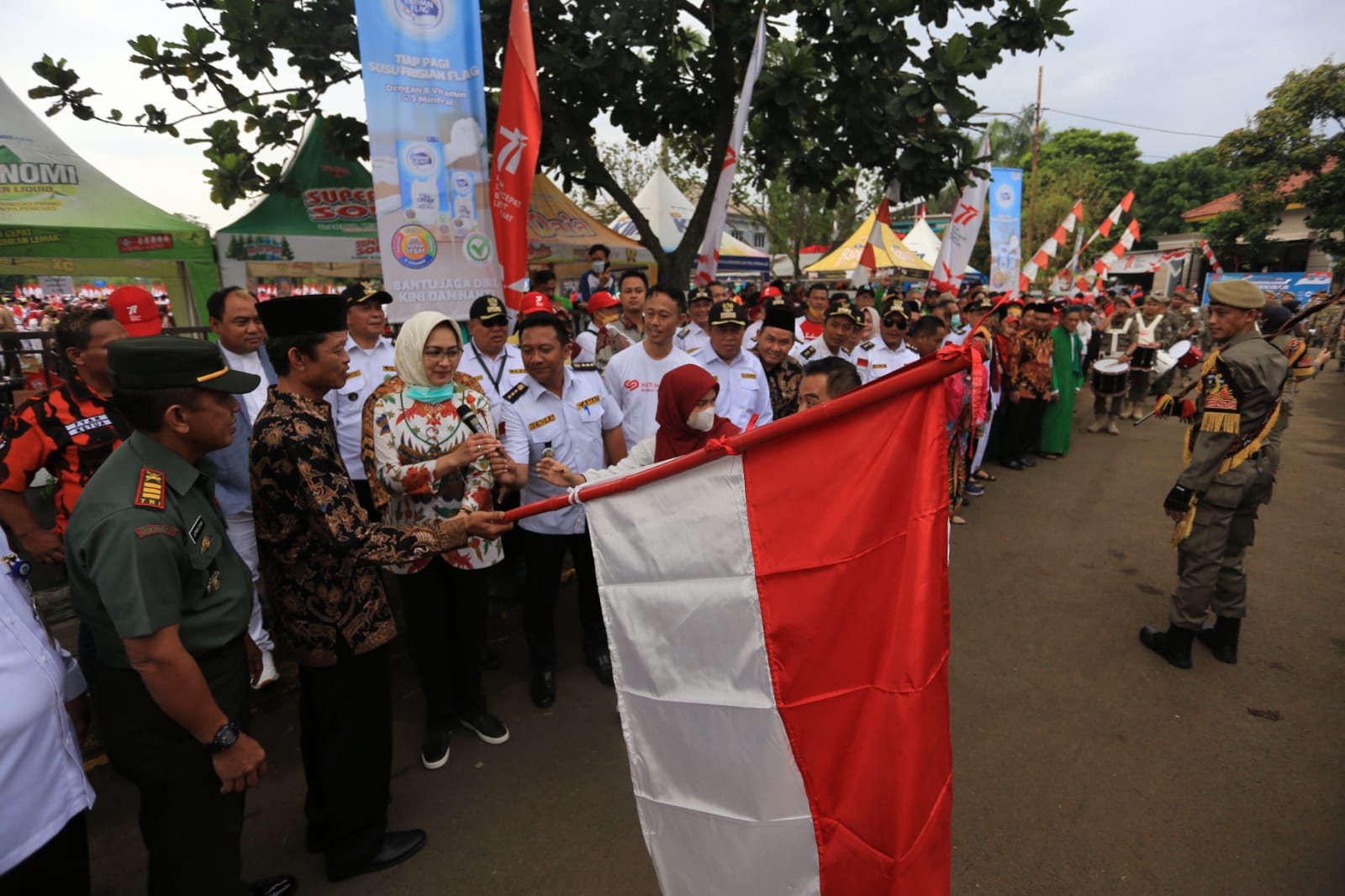 Airin Lepas Rombongan Kirab Pondok Aren Berkibar