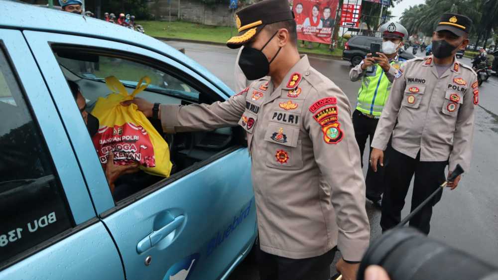 Polres Tangsel Bagikan Sembako Pada Masyarakat Terdampak Kenaikan BBM