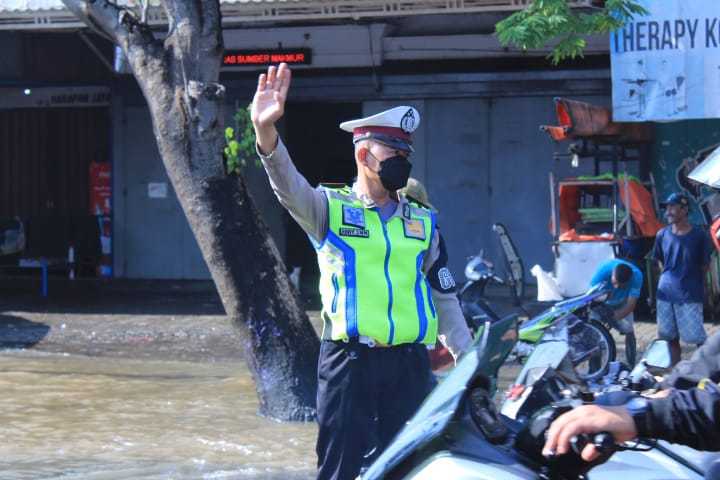 Jalan KH Hasyim Asyari Cipondoh Banjir, Polisi Urai Kemacetan