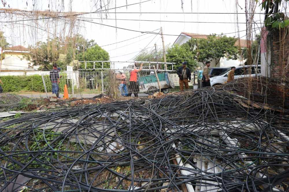 Hambat Pembangunan Drainase di Pondok Betung, Ratusan Tiang Milik Provider Ditebang