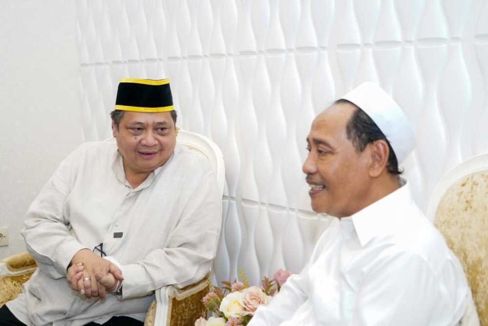 Airlangga Sambangi Pengasuh Pesantren Zainul Hasan Genggong