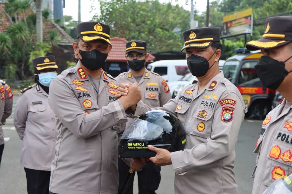 Perkuat Tim Patroli, Kapolres Metro Tangerang Kota Bagikam Helm