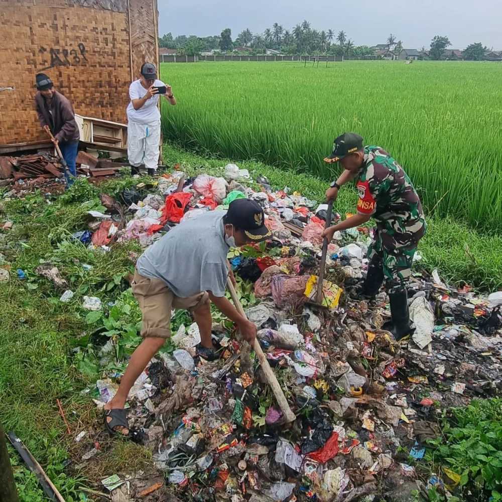 Peringati Hari Peduli Sampah Nasional, Warga Lemo Lakukan Aksi Bersih-bersih Sampah Saluran Air