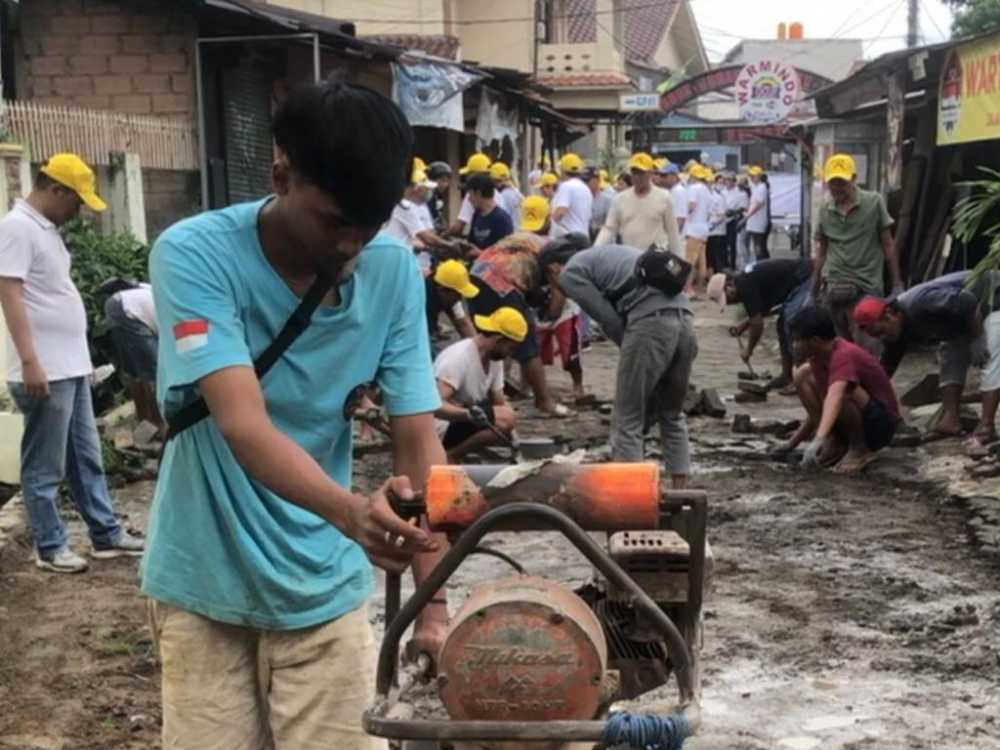 GKI Bintaro Utama Peduli Lingkungan Bersama Warga Perbaiki Jalan Rusak