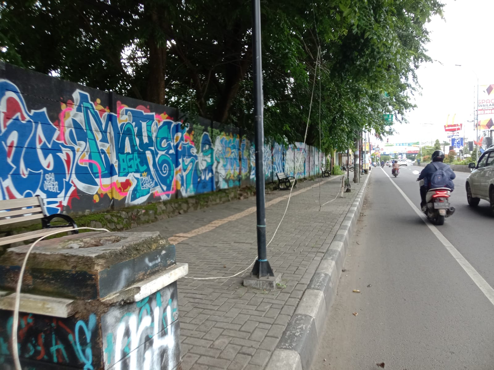 Kabel Listrik di Trotoar Ciceri Membahayakan Pejalan Kaki