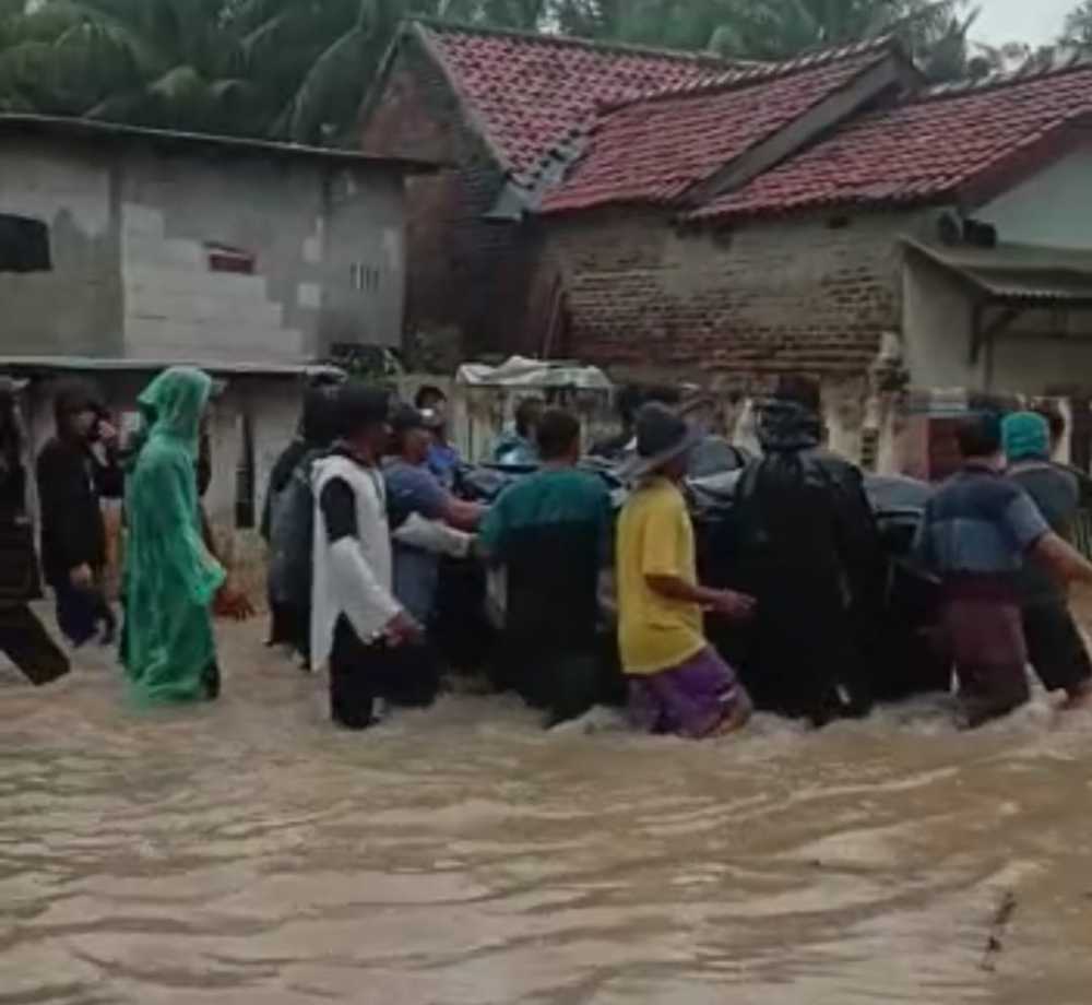 Banjir di Desa Rawa Burung Tiga Remaja Tewas Tersengat Listrik