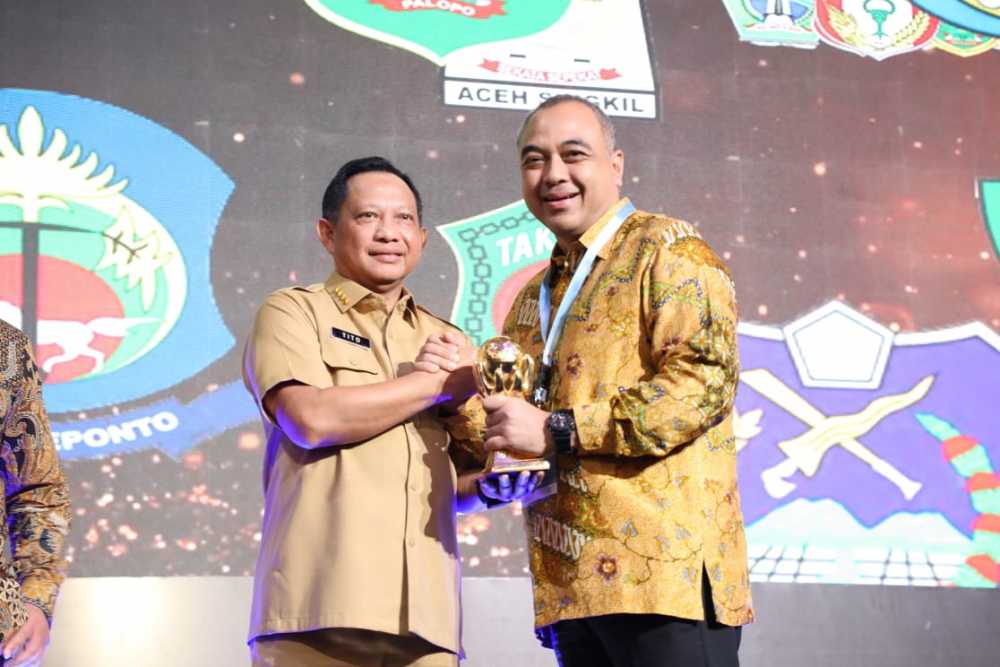 Bupati Zaki Terima Penghargaan UHC, Akhir Tahun Target 99 Persen Warga Jadi Peserta JKN