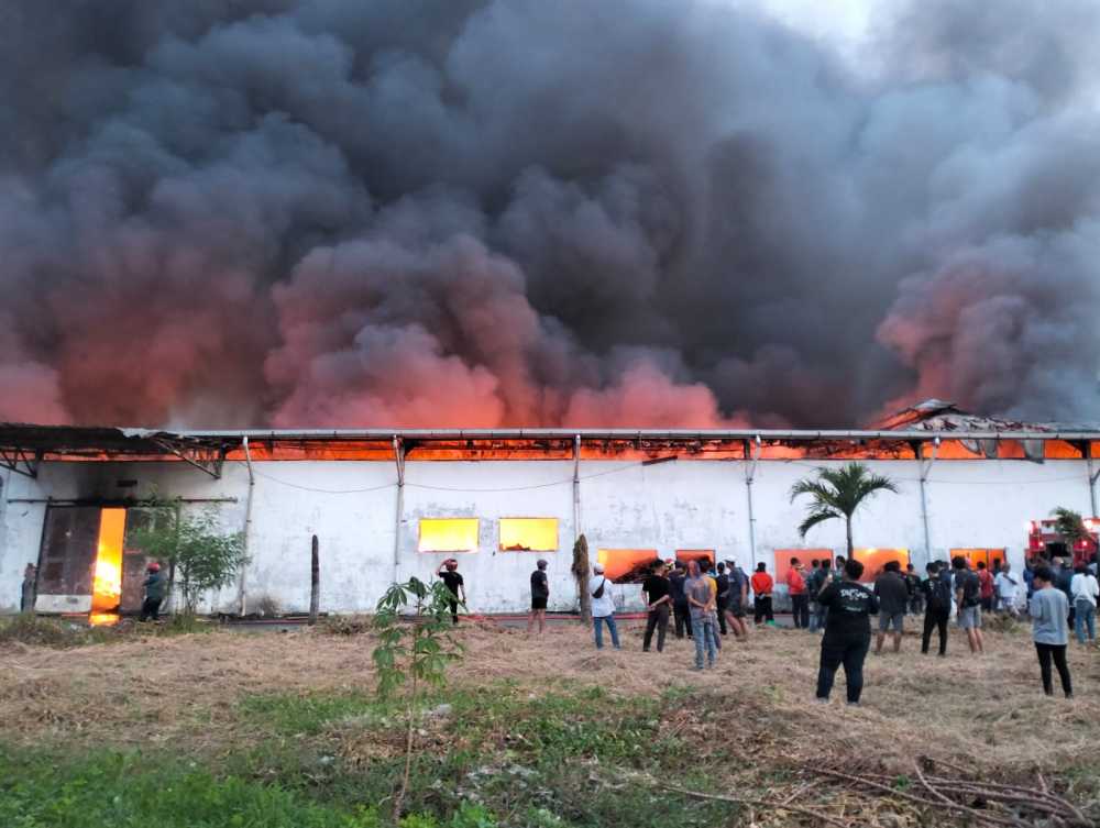 Gudang Shopee di Tangerang Terbakar, BPBD Terjunkan 120 Personel untuk Padamkan Api