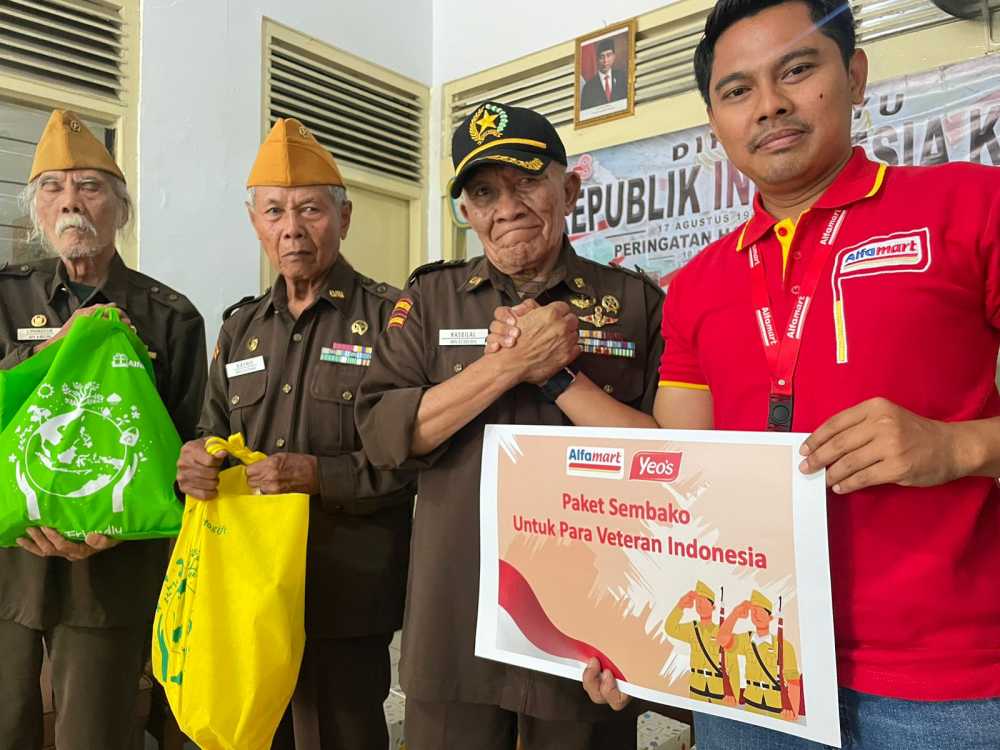 Wujud Penghormatan, Alfamart dan Yeo’s Berikan Paket Bantuan Untuk Pejuang Kemerdekaan