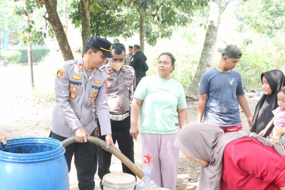 Polsek Cisauk Salurkan Air Bersih, Warga Terdampak Kemarau