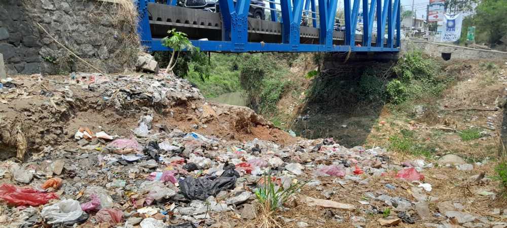 Tumpukan Sampah di Jembatan Kidemang Kembali Menumpuk