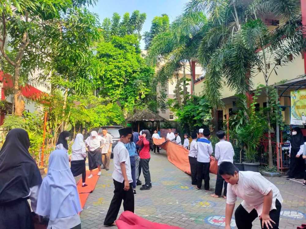 Peduli Lingkungan Sejak Dini, Siswa SDN Pasar Kemis 4 Miliki Program Jumat Bersih