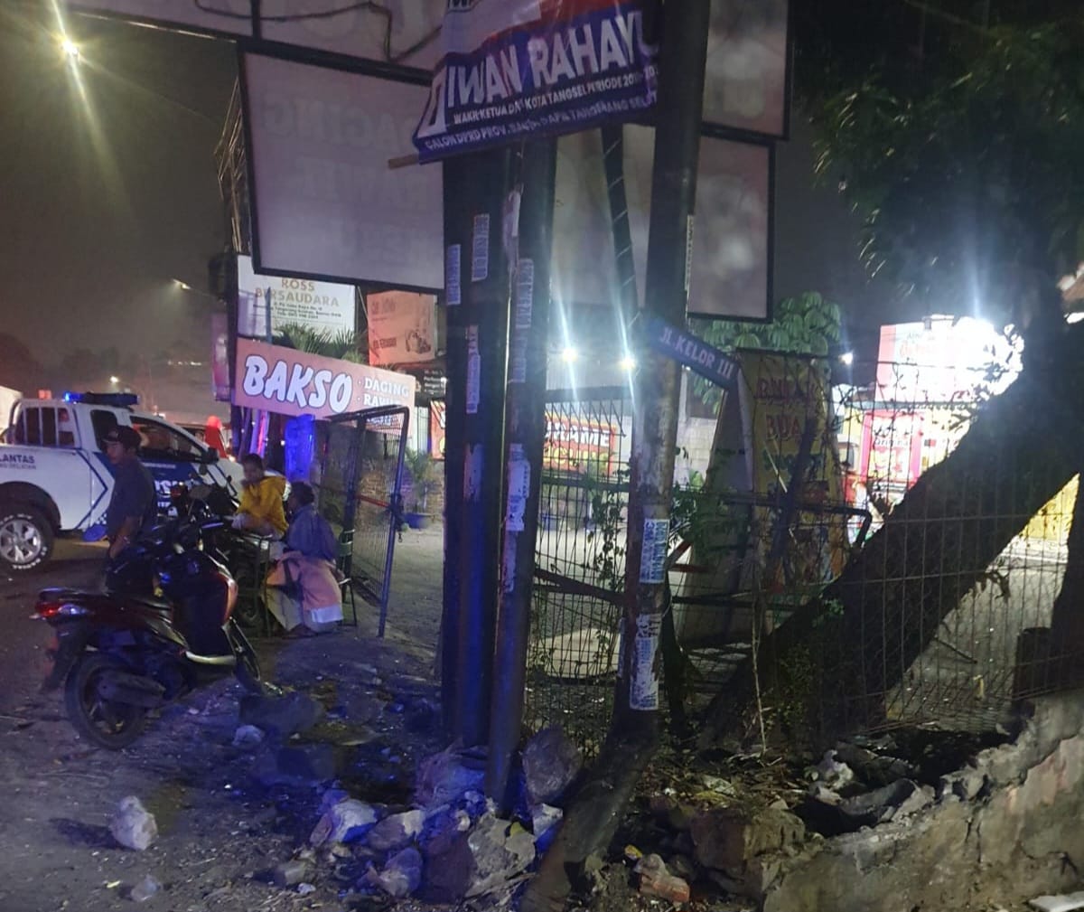 Pick Up Tabrak Tiang Lampu, Pengemudi Meninggal di Lokasi