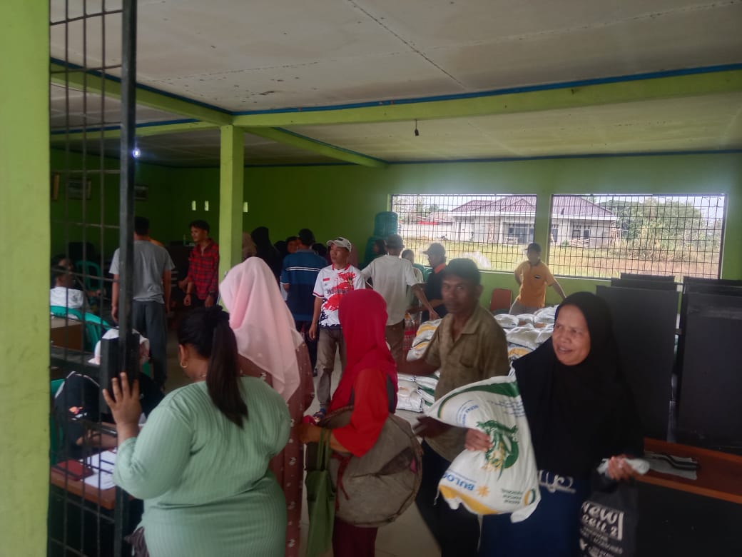 Cegah Inflasi, Badan Pangan Nasional Distribusikan Bantuan Beras ke Desa Buniayu