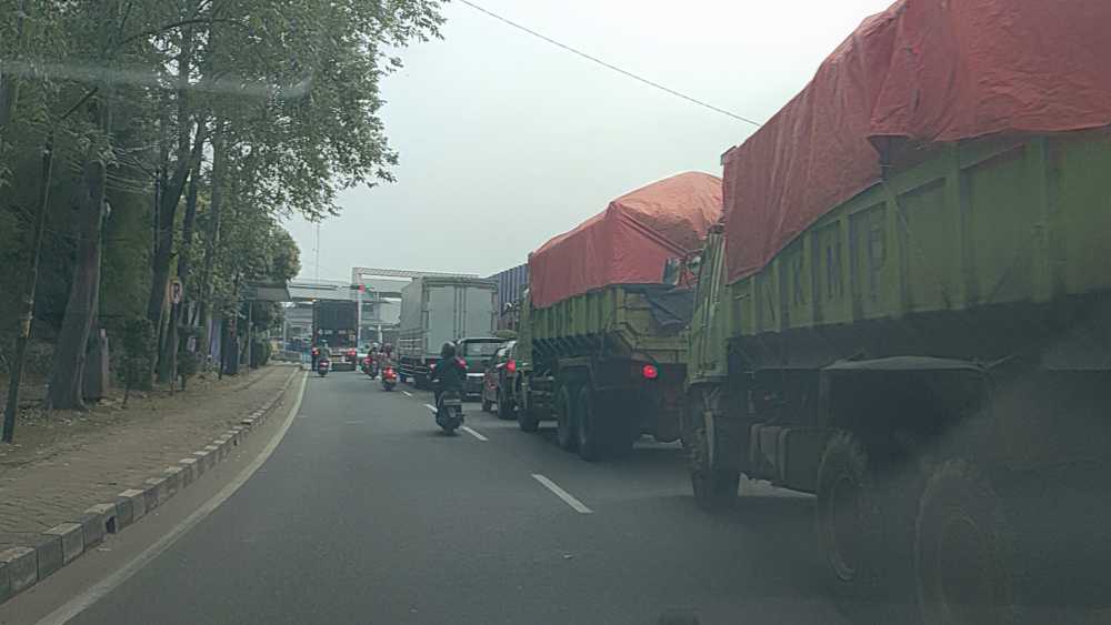 Lewati Petugas Dishub dan Polisi, Truk Tanah Berjejer Lintasi Jalan Pemda