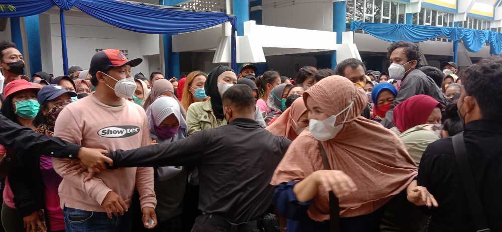 Ribuan warga Berebut Sembako Murah