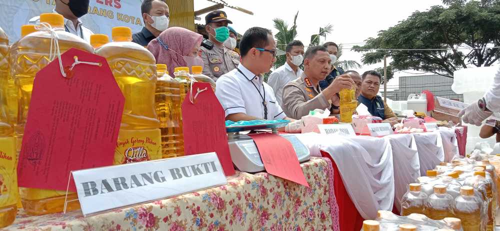 Migor Curah Dikemas Secara Ilegal Didepan Kantor Kecamatan Pinang