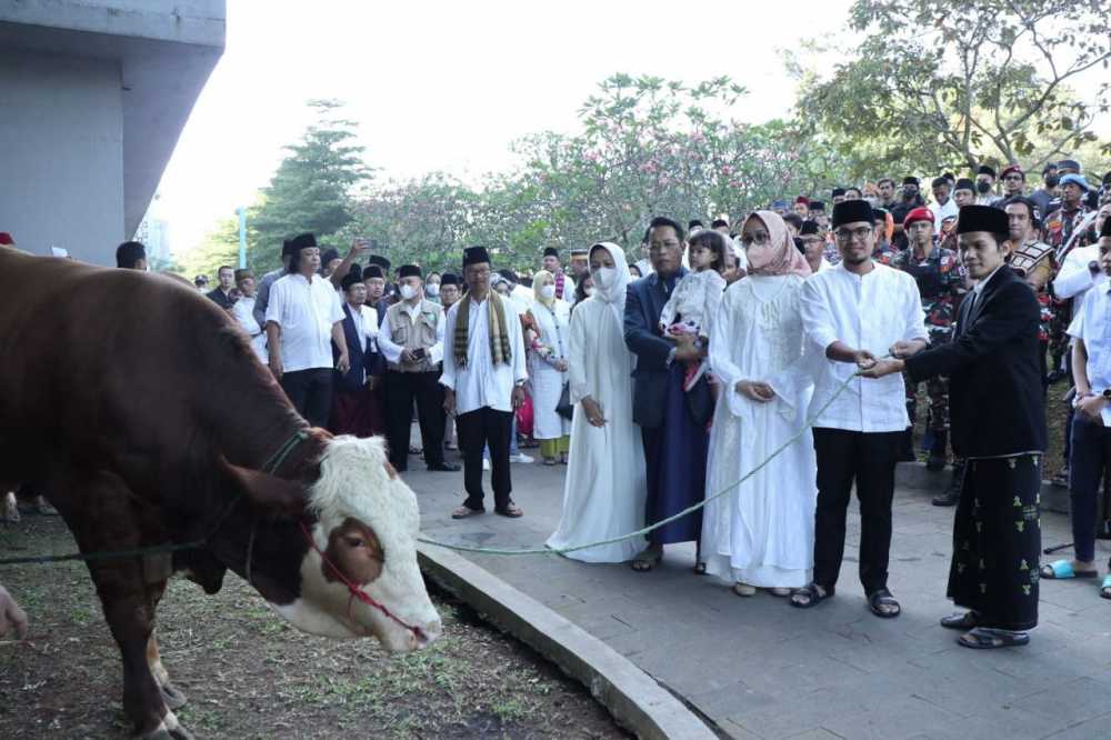 Wakil Wali Kota Tangsel Pilar Saga Ichsan Potong Sendiri Hewan Kurban