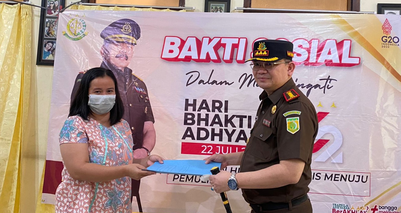 Sambut Hari Adhyaksa, Kejati Kota Tangerang Salurkan Bantuan Paket Sembako