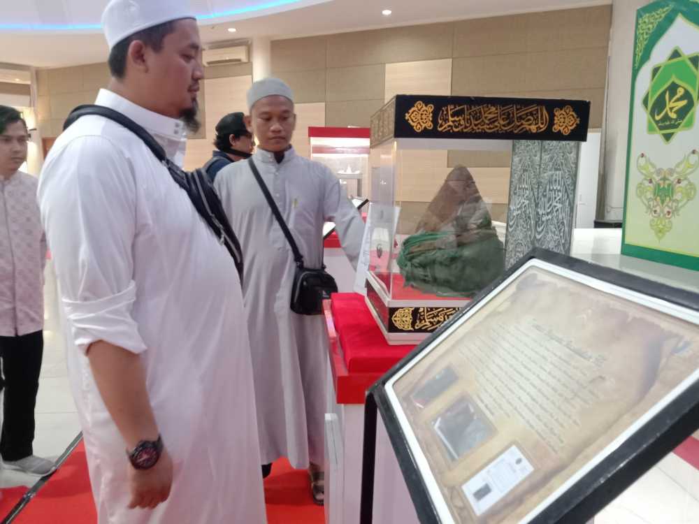 Pameran Artefak Rasulullah Daya Tarik Pengunjung Festival Al Azhom