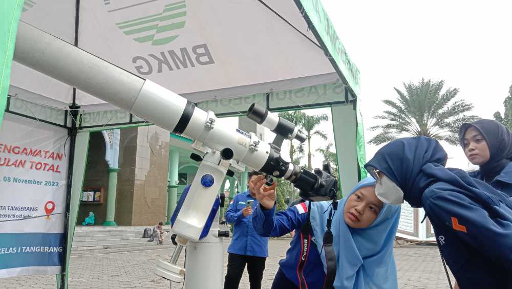 BMKG Tangerang Melakukan Pengamatan Gerhana Bulan Total di Halaman Masjid Al Azhom