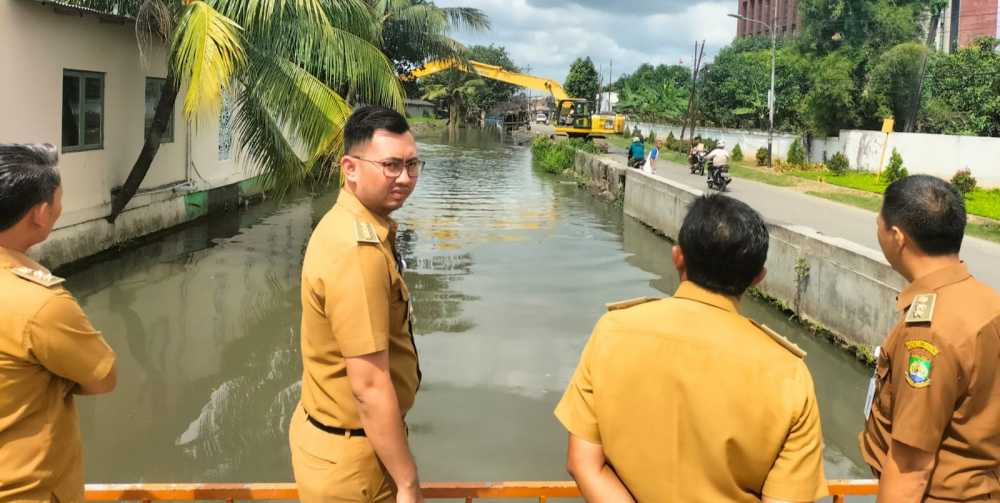 Camat Benda Monitoring Normalisasi Anak Sungai Cisadane yang Dangkal