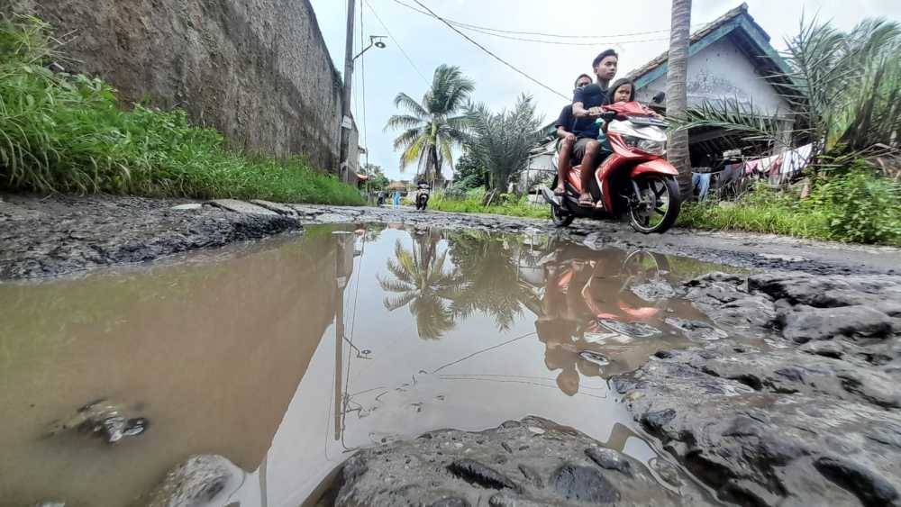 Jalan Rusak Ganggu Aktivitas Warga