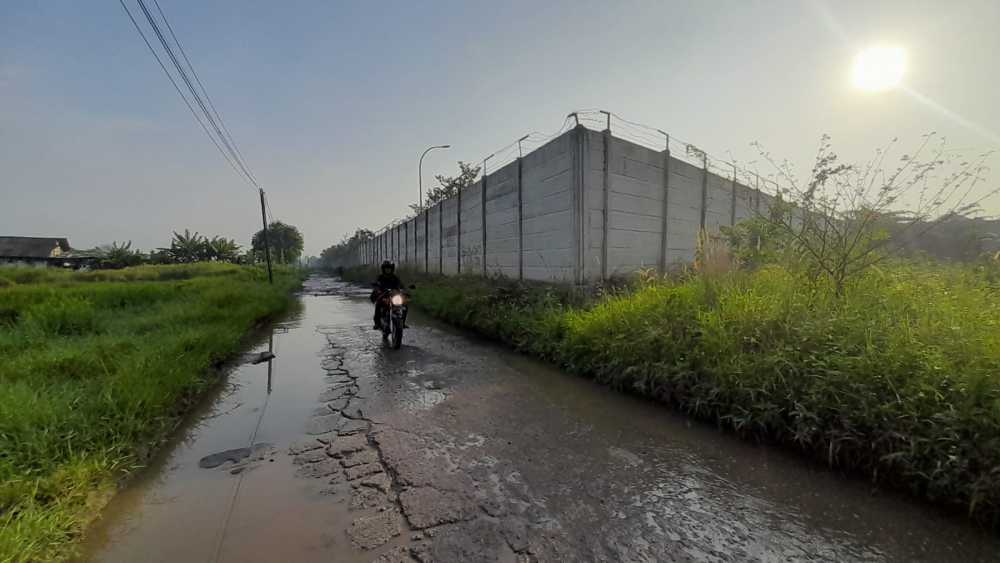 Berdekatan dengan Perumahan Terbesar, Jalan Menuju Kecamatan Sindang Jaya Rusak Parah