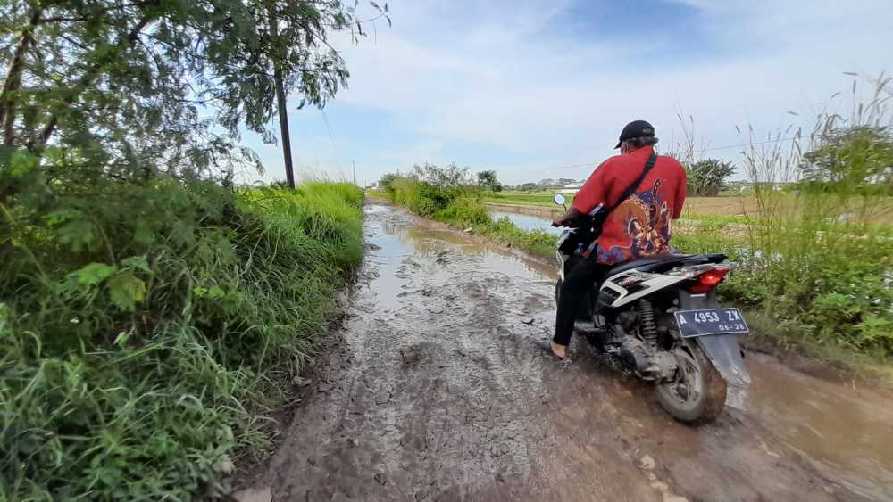 Jalan Poros Desa Mirip Kubangan Kerbau