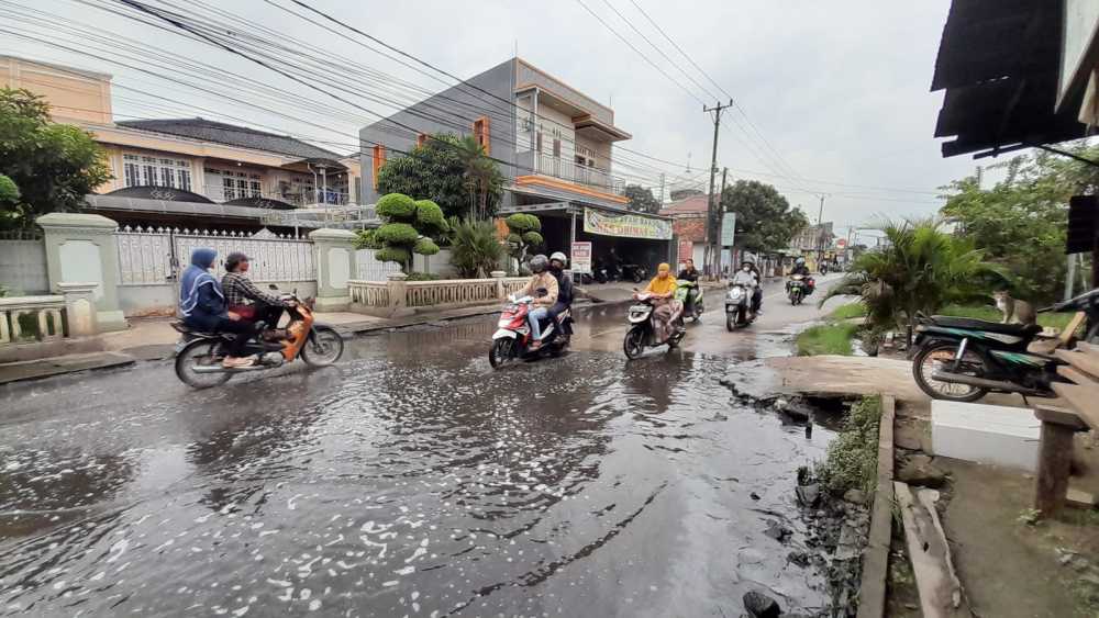 Jalan Raya Rajeg Rajawali Selalu Tergenang