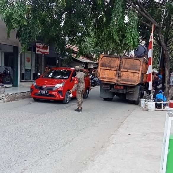 Jalan Salembaran Macet, Trantib Kelurahan Kosambi Barat Bantu Atur Lalin