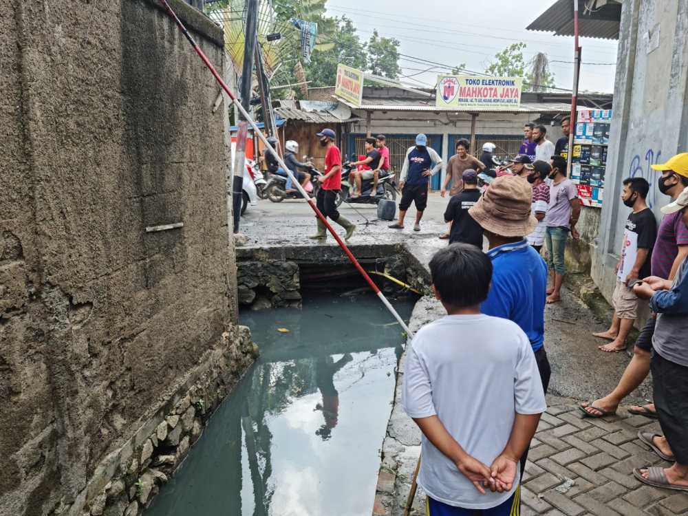 Saluran Air Desa Kampung Melayu Barat Tersumbat Kabel