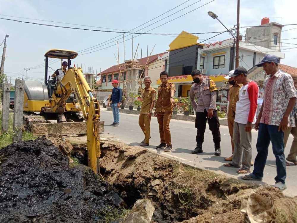 Banyu Asih Keruk Saluran Air Pakai Ekskavator