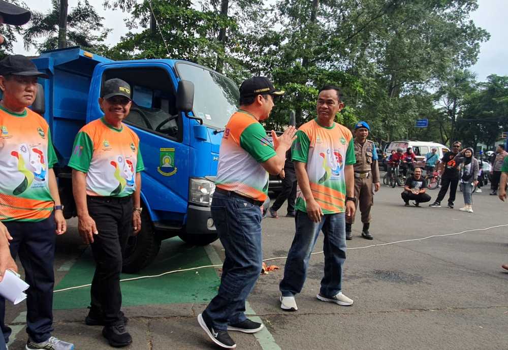 Luncurkan 3 Truk Pemilah Sampah, Stop Kantong Plastik