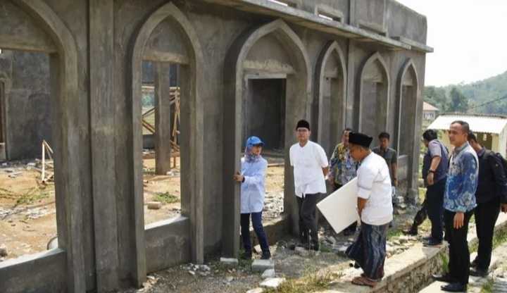 Iti Serahkan Bantuan Pembangunan Masjid Baiturrahman Sajira