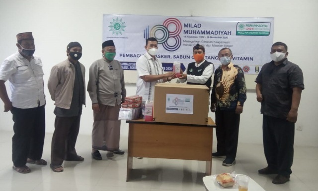 Milad Muhammadiyah Bagi-bagi Masker