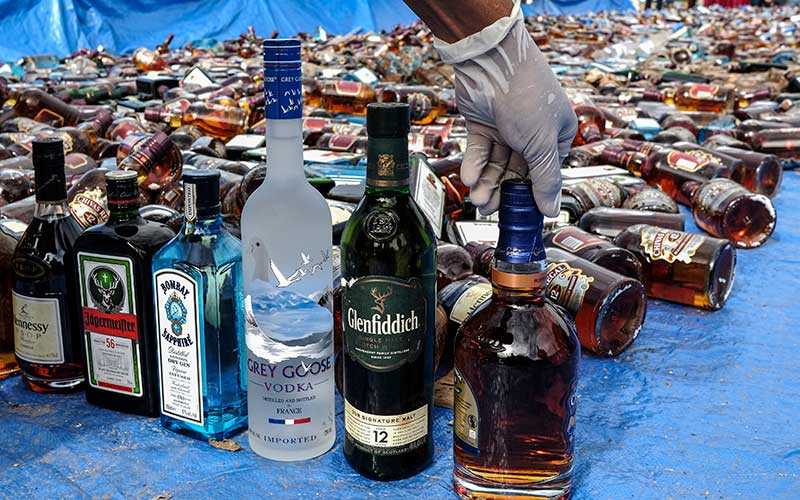 Satpol PP Musnahkan Ratusan Botol Miras